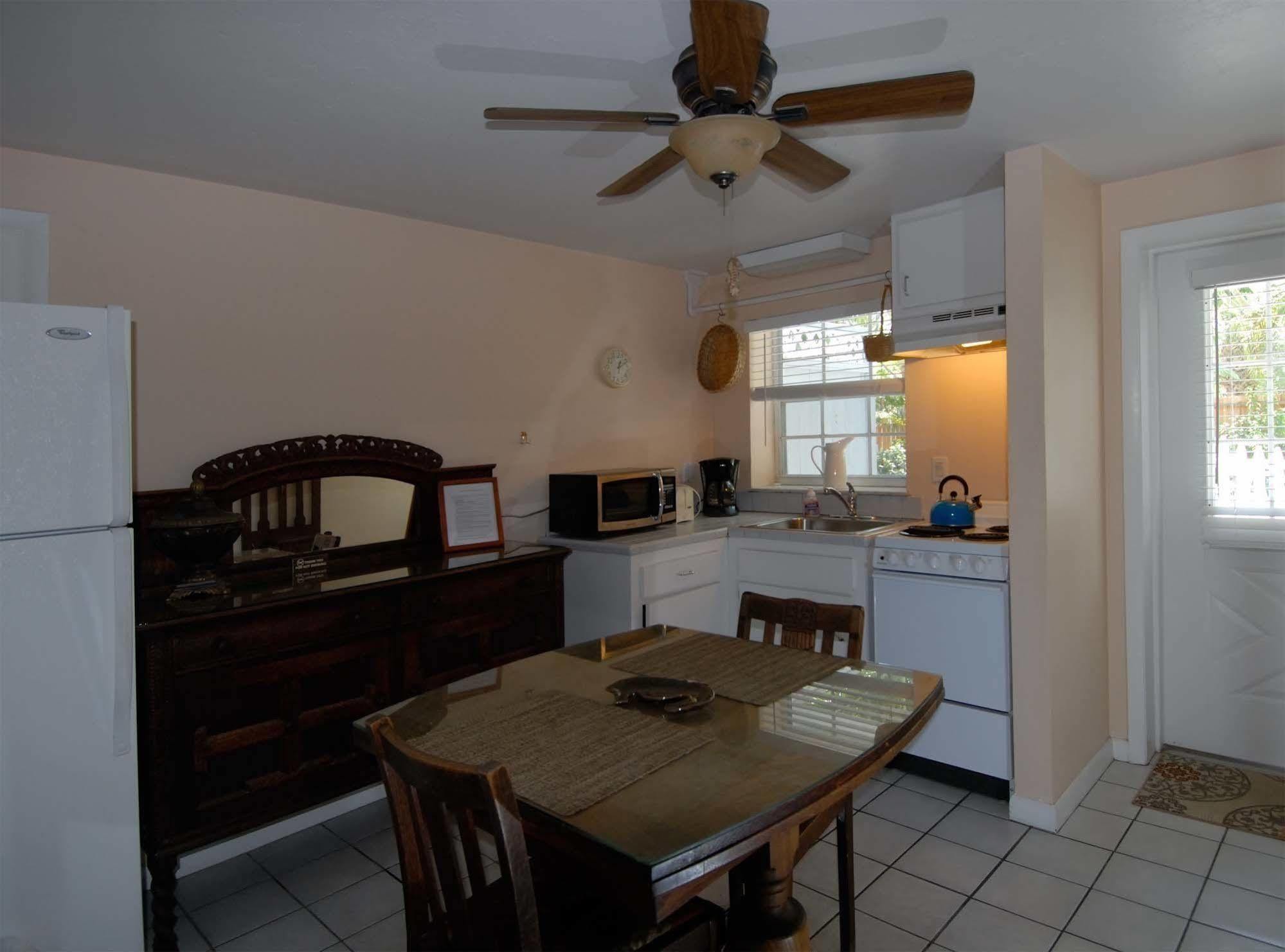 Seahorse Cottages - Adults Only Санибел Екстериор снимка